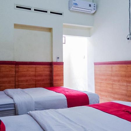 Reddoorz Syariah At Griya Soeratin Pacitan Hotell Exteriör bild