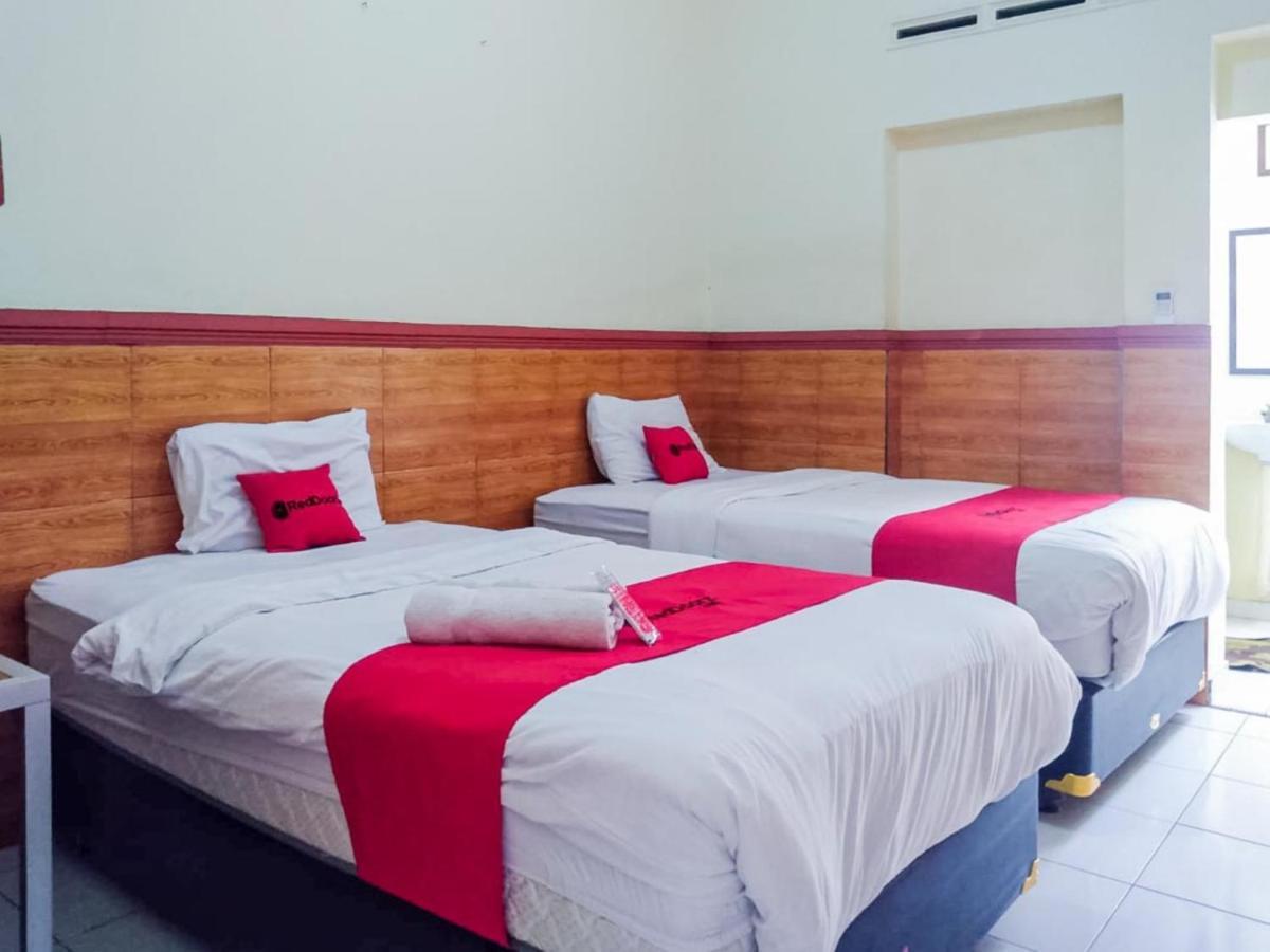 Reddoorz Syariah At Griya Soeratin Pacitan Hotell Exteriör bild
