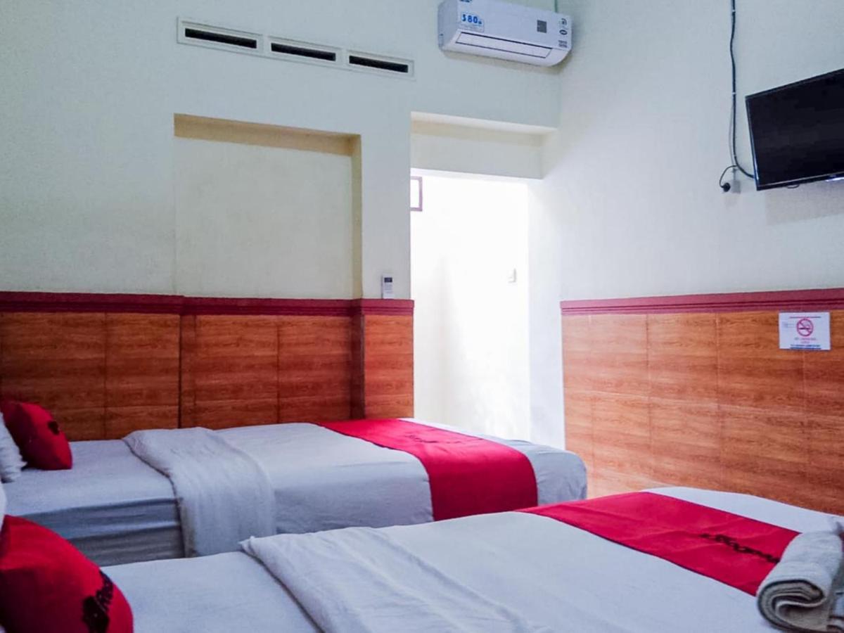 Reddoorz Syariah At Griya Soeratin Pacitan Hotell Exteriör bild