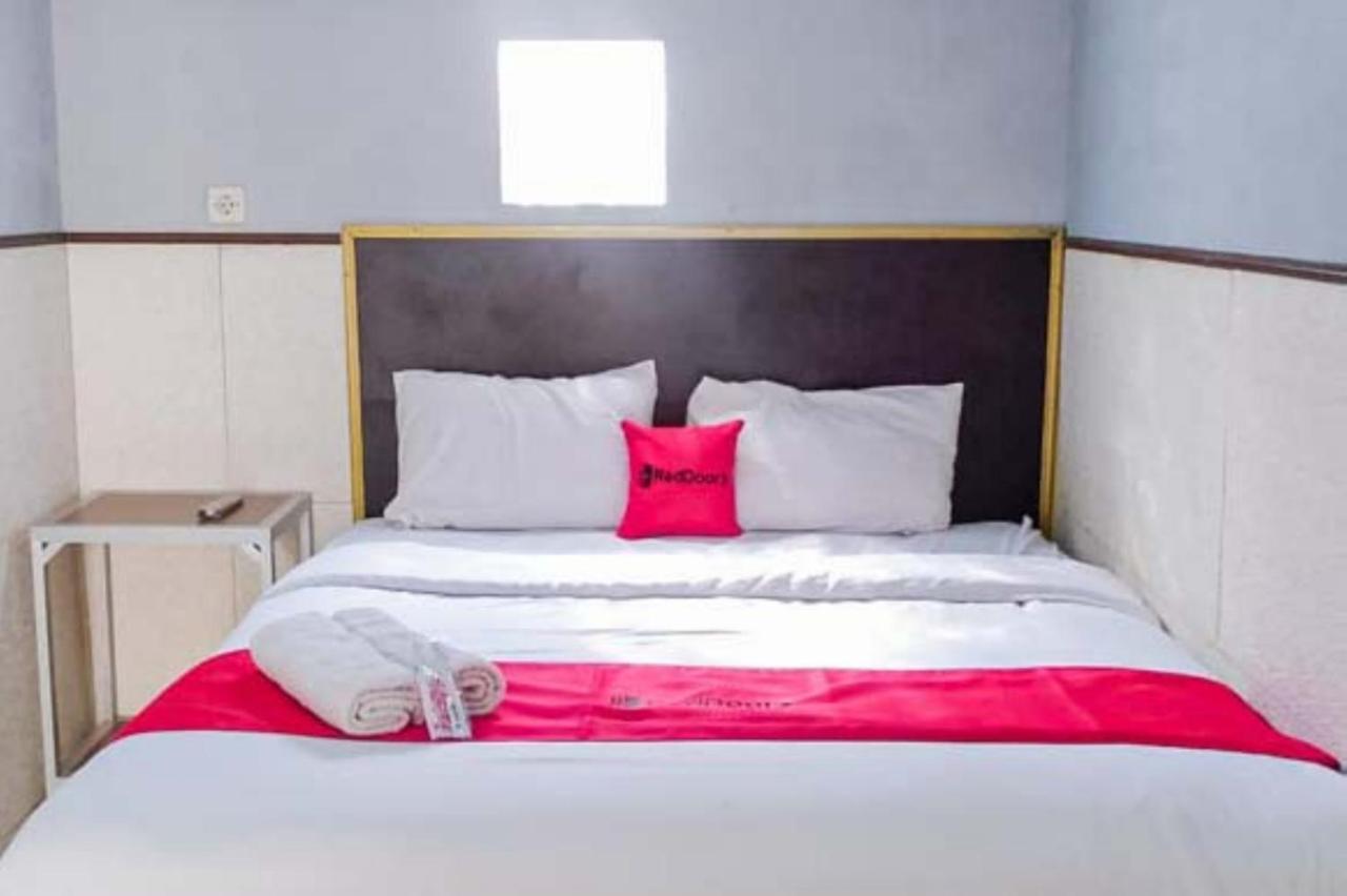 Reddoorz Syariah At Griya Soeratin Pacitan Hotell Exteriör bild