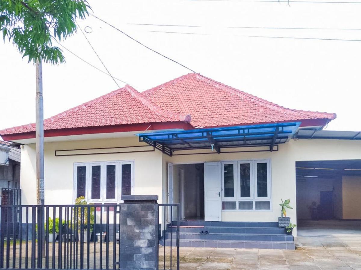 Reddoorz Syariah At Griya Soeratin Pacitan Hotell Exteriör bild