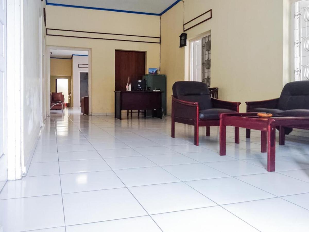 Reddoorz Syariah At Griya Soeratin Pacitan Hotell Exteriör bild