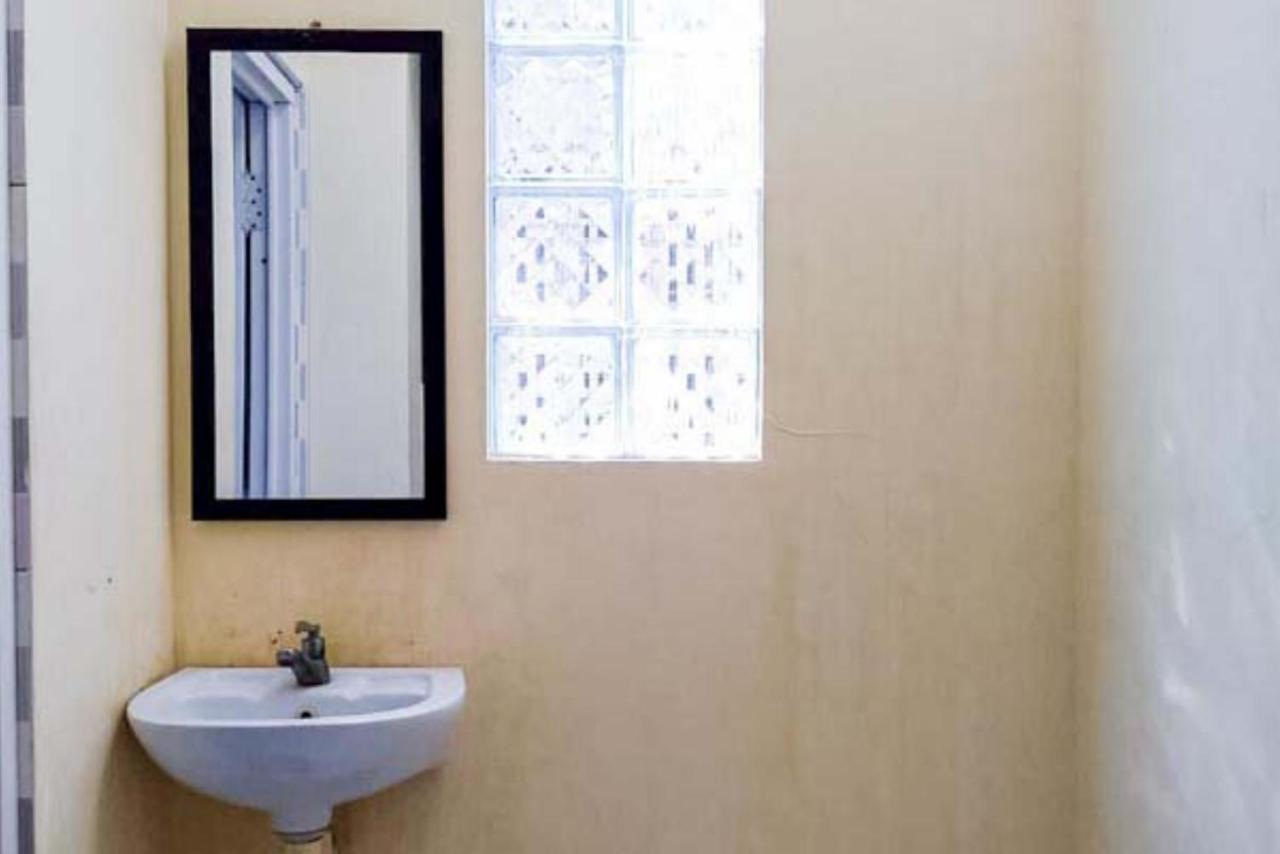 Reddoorz Syariah At Griya Soeratin Pacitan Hotell Exteriör bild