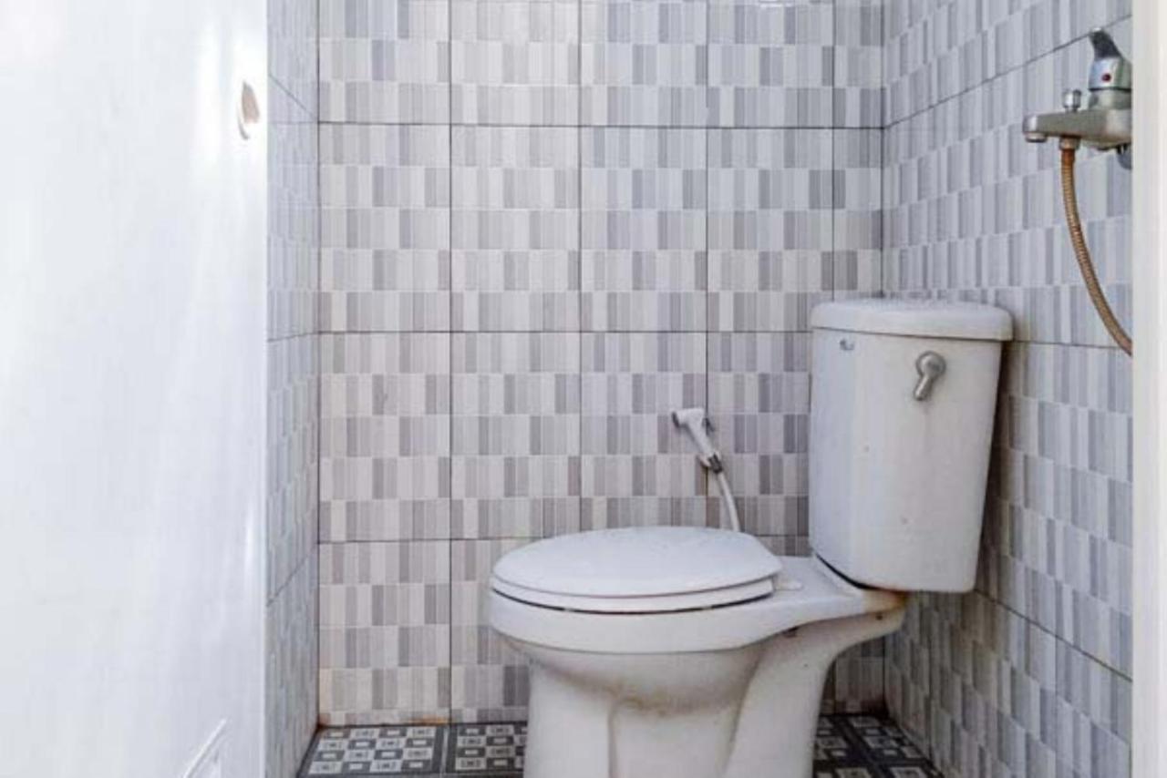 Reddoorz Syariah At Griya Soeratin Pacitan Hotell Exteriör bild