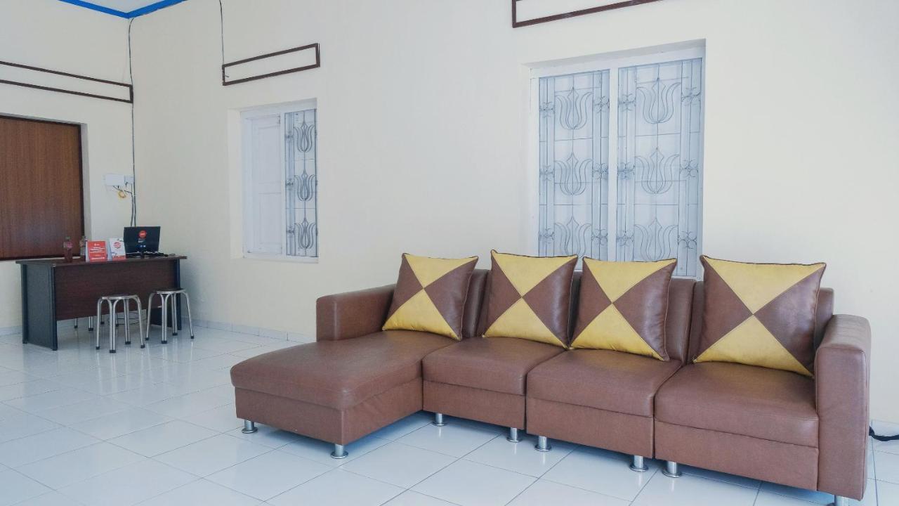 Reddoorz Syariah At Griya Soeratin Pacitan Hotell Exteriör bild