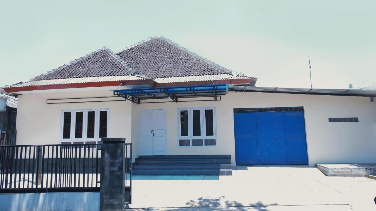 Reddoorz Syariah At Griya Soeratin Pacitan Hotell Exteriör bild