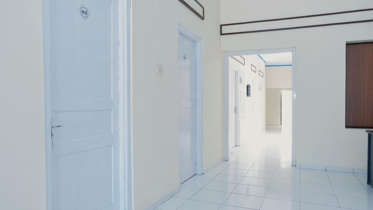 Reddoorz Syariah At Griya Soeratin Pacitan Hotell Exteriör bild